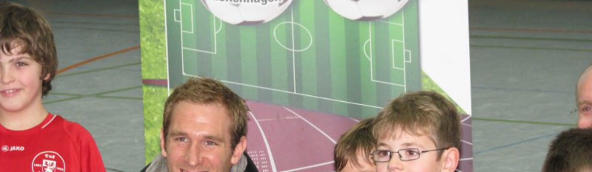 Florian Kringe von Borussia Dortmund tritt als Pate für das Projekt Sportpark Eckenhagen ein