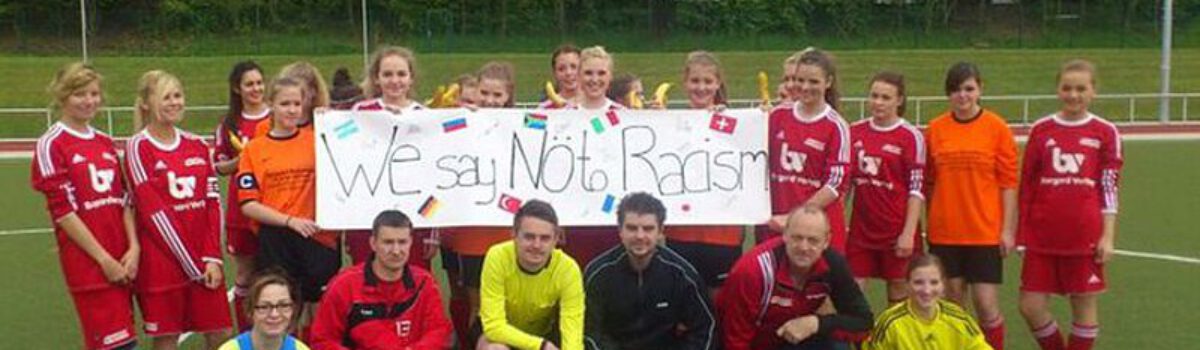 TuS-Mädchen unterstützen die Kampagne „Kein Rassismus im Fußball“