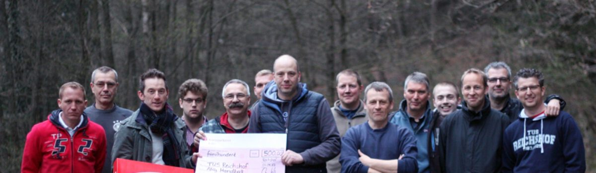 Handballer des Tus Reichshof bedanken sich für Spende